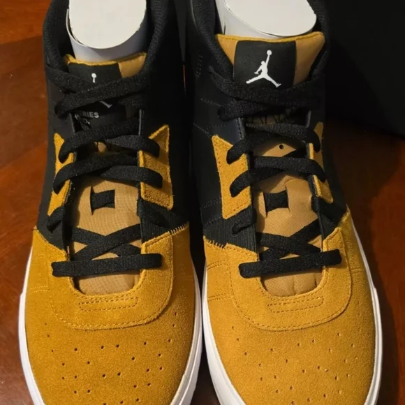 Jordan Men's Black and Tan Sneakers‎